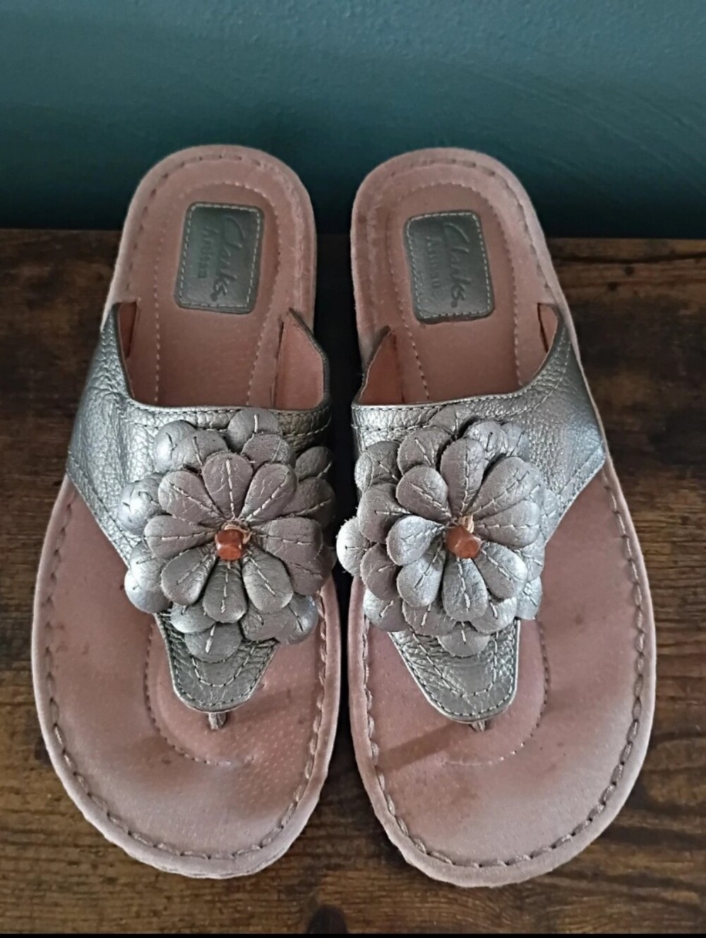 Clarks Artisan Women's 9M Leather Flip Flop Sandal Metallic Flower Travel Casual